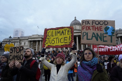 Pour le climat, des dizaines de milliers de personnes marchent à Glasgow et dans le monde