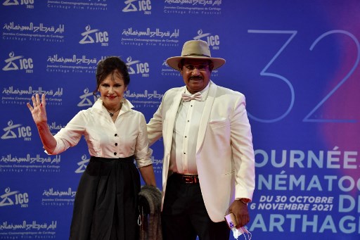 Le candidat à la présidentielle tunisienne Mohamed Ayachi Ajroudi et son épouse Josette arrivent à la cérémonie de clôture des 32e Journées cinématographiques de Carthage, à Tunis, dans la nuit du 6 au 7 novembre 2021. Le Festival du film de Carthage s’est tenu du 30 octobre au 6 novembre 2021 dans un contexte politique tendu, notamment après le coup de force du président tunisien Kais Saied, qui a suspendu sine die les travaux du Parlement. (Fethi Belaid/AFP)