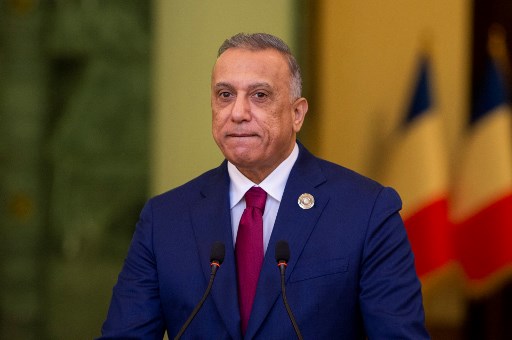 Dans cette photo d'archive prise le 28 août 2021, le Premier ministre irakien Mustafa al-Kadhemi s'exprime lors d'une conférence de presse conjointe avec le président français au bureau du Premier ministre à Bagdad, la capitale irakienne. Le Premier ministre irakien Mustafa al-Kadhemi a déclaré qu'il allait "bien" et a appelé au "calme et à la retenue" après une attaque de drone début novembre 2021 contre sa résidence dans la zone verte de Bagdad. (Eliot BLONDET / Pool/ AFP)