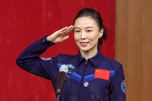 Pour la première fois, une Chinoise effectue une sortie dans l'espace