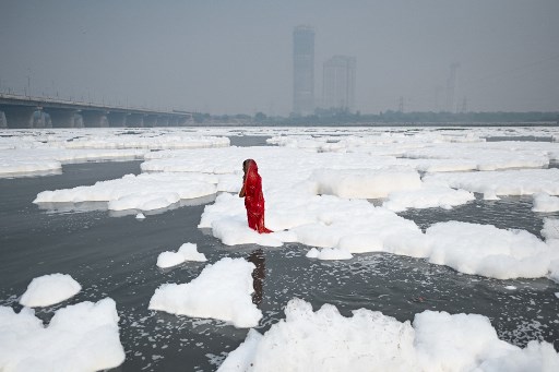 Inde: la Yamuna, rivière sacrée, se couvre d'une mousse toxique