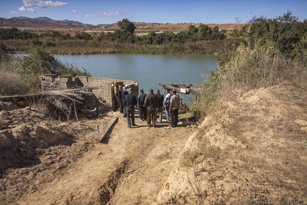 Le réservoir de Sidi Salem, qui pourvoit en eau près de 3 millions de Tunisiens (sur une population de 12 millions), fait peine à voir: il est tombé à 15 mètres sous le maximum atteint lors des pluies torrentielles meurtrières de l'automne 2018. (Photo/AFP)