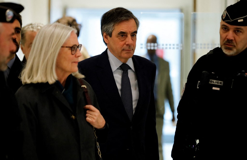 François Fillon de retour à la barre: l'ancien Premier ministre, sa femme et son ex-suppléant sont jugés en appel à partir de lundi dans l'affaire des soupçons d'emplois fictifs de Penelope Fillon qui a plombé la course à l'Elysée de son époux en 2017. (Photo/AFP)
