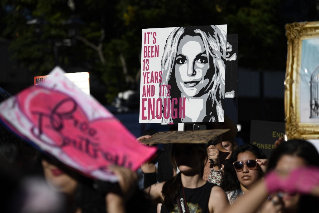 Les partisans du mouvement FreeBritney se rassemblent pour soutenir Britney Spears lors d'une audience devant le tribunal de tutelle de Stanley Mosk à Los Angeles, Californie, le 12 novembre 2021. (AFP)