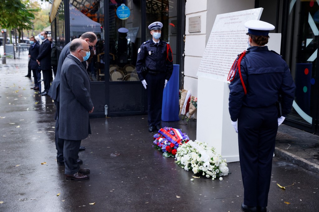 Le Premier ministre français Jean Castex a entamé la tournée d'hommages par un dépôt de gerbe suivi d'une minute de silence devant le Stade de France, avant de prendre la direction des terrasses de cafés et de la salle de concert du Bataclan à Paris, où des commandos téléguidés par le groupe jihadiste Etat islamique (EI) avaient tué 130 personnes et fait plus de 350 blessés en 2015, semant l'effroi dans le pays. (Photo, AFP)