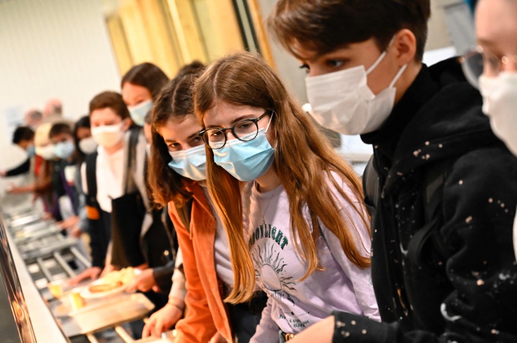 Covid-19: une « 5e vague », pas encore une déferlante selon les experts