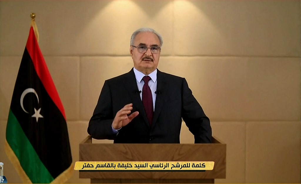 Le 22 septembre, le maréchal Haftar, 77 ans, s'était provisoirement retiré de ses fonctions à la tête de l'autoproclamée Armée nationale libyenne (ANL), comme le stipule la loi électorale, pour pouvoir se présenter à la présidentielle le 24 décembre. (Photo/AFP)