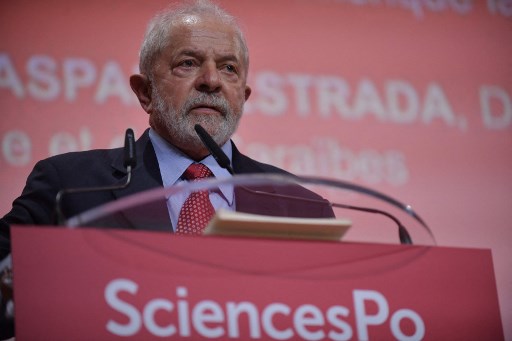 Lula accuse Bolsonaro de «détruire» le Brésil avant de rencontrer Macron à Paris
