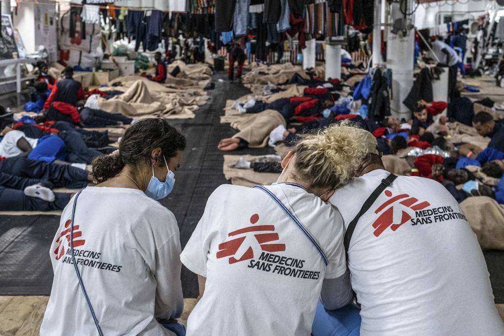 Il a fallu deux heures pour transborder les corps à bord du "Geo Barents", où ils seront conservés jusqu'à ce qu'on puisse leur assurer une sépulture décente, selon MSF. Virginie NGUYEN HOANG / MSF / AFP