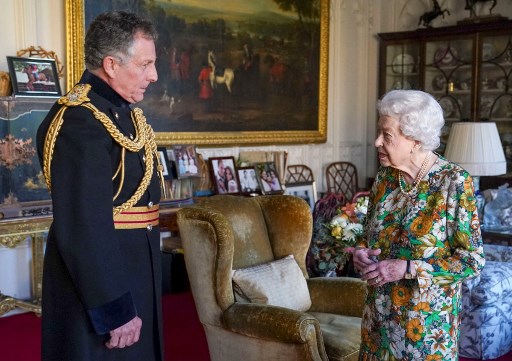 La reine Elizabeth II présente à un double baptême
