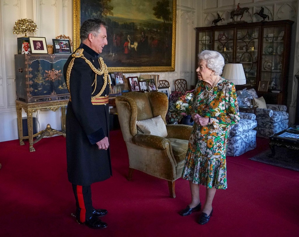 La reine Elizabeth II de Grande-Bretagne salue le chef d'état-major britannique, le général Nick Carter, lors d'une audience au château de Windsor, à l'ouest de Londres, le 17 novembre 2021. (AFP)