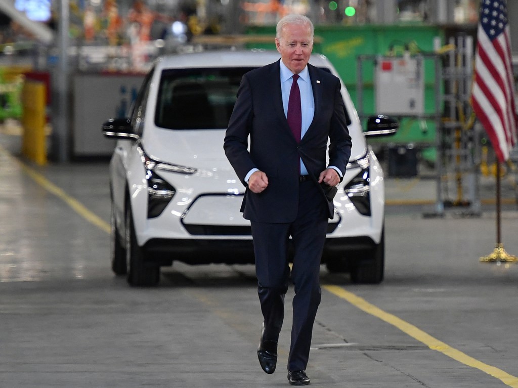 Joe Biden est accusé de protectionnisme dans le développement des voitures électriques, suscitant l'ire du Mexique et du Canada qui redoutent que le gigantesque plan d'investissements du président américain anéantisse leur secteur automobile. (Photo/AFP)