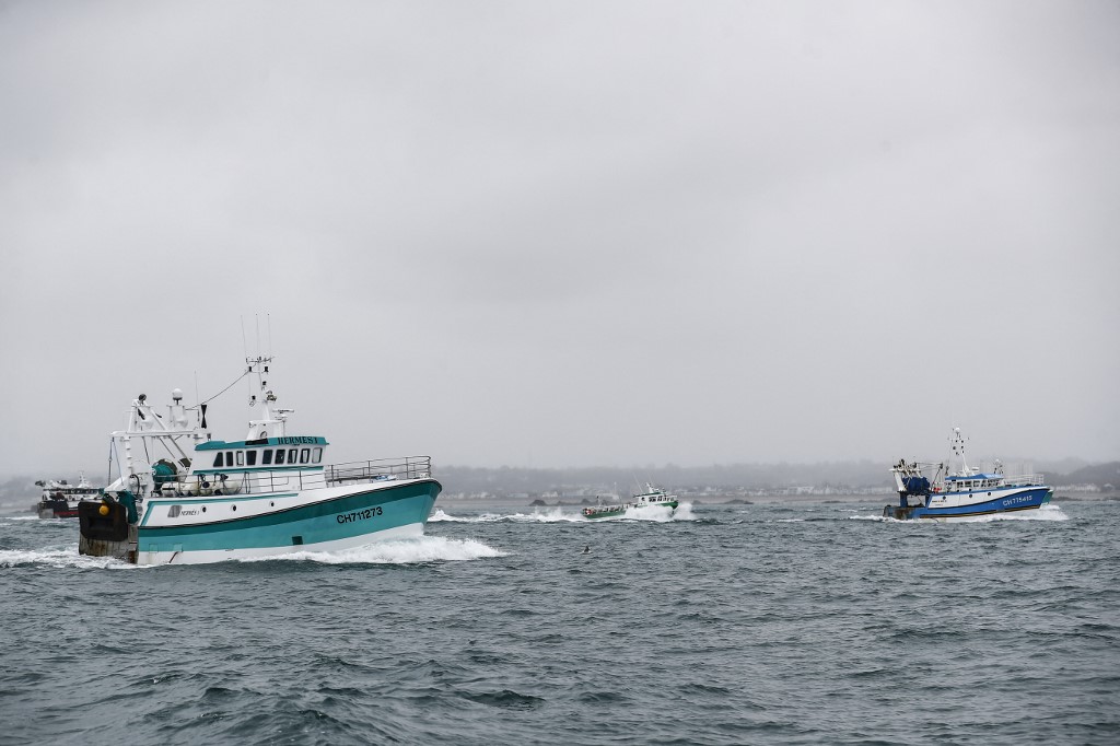 France: critiqué, le gouvernement se défend de lâcher ses pêcheurs face à Londres