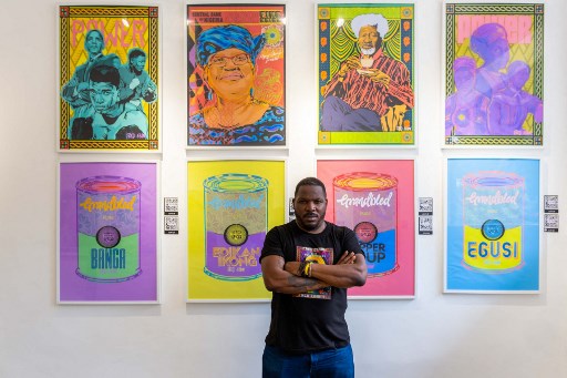 Fred Ebami, un artiste pop numérique franco-camerounais, lors de son exposition au Radisson Blu Anchorage Hotel, Victoria Island, à Lagos, le 9 novembre 2021. (Benson Ibeabuchi / AFP)