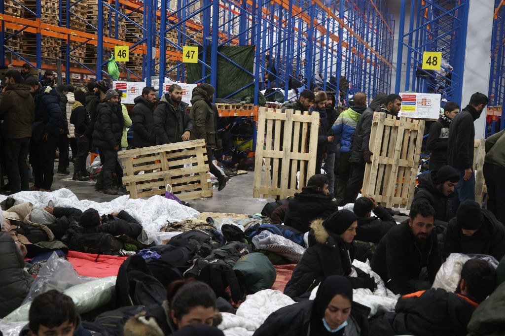 Les migrants bloqués depuis plusieurs jours à la frontière bélarusse ont été relogés jeudi dans un centre logistique à proximité, pendant que plusieurs centaines d'entre eux étaient rapatriés en Irak, après avoir abandonné tout espoir de gagner l'Europe via la Pologne voisine. (Photo/AFP)