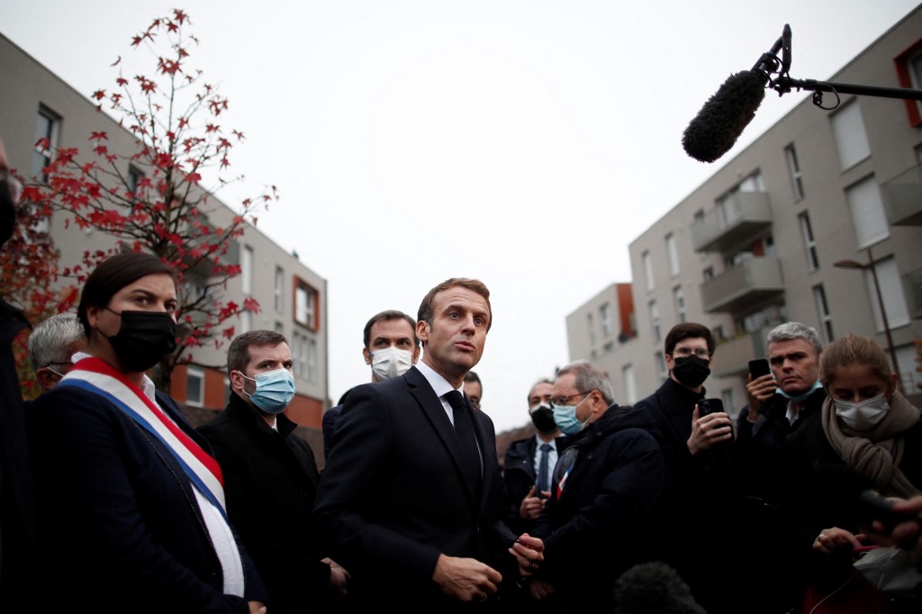 Le président français Emmanuel Macron s'entretient avec des journalistes après une visite dans un centre de santé à Aulnoye-Aymeries, le 19 novembre, 2021 (AFP)
