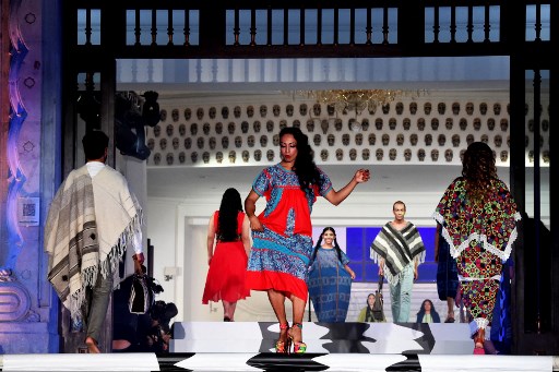 Un mannequin présente une création au Centro Cultural Los Pinos, ancien bureau présidentiel de Los Pinos, lors de l'Original Fashion Week à Mexico le 18 novembre 2021. (Rodrigo Arangua/AFP)
