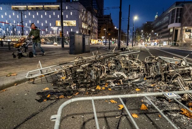 Covid-19 : la 5e vague entraine de violentes manifestations anti-pass et anti-vax
