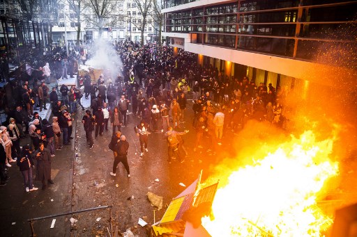 Heurts pendant une manif contre des mesures anti-Covid à Bruxelles, troisième soirée de troubles aux Pays-Bas