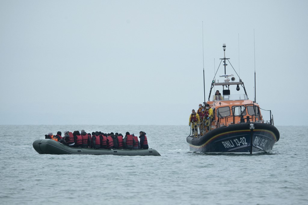 Naufrage de migrants dans la Manche: un cinquième passeur suspect arrêté
