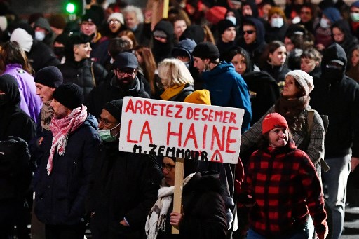 Une pancarte "Arrêtez de répandre la haine, Monsieur Zemmour !" brandie lors d'un rassemblement contre la visite à Genève du journaliste français d'extrême droite Eric Zemmour le 24 novembre 2021. (Fabrice Coffrini / AFP)