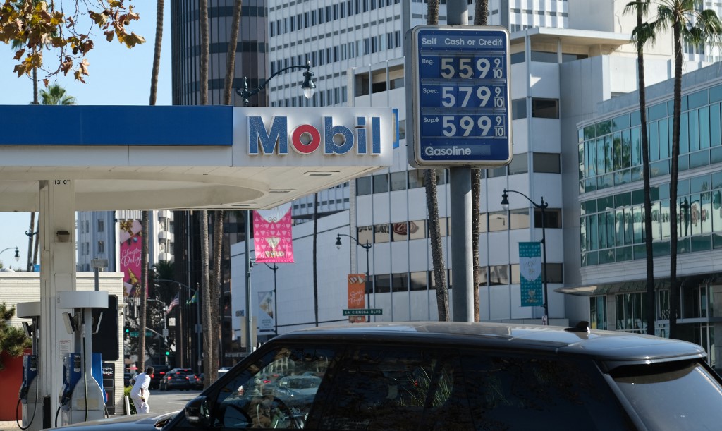 Le rebond du pétrole s'essouffle, le variant reste dans toutes les têtes