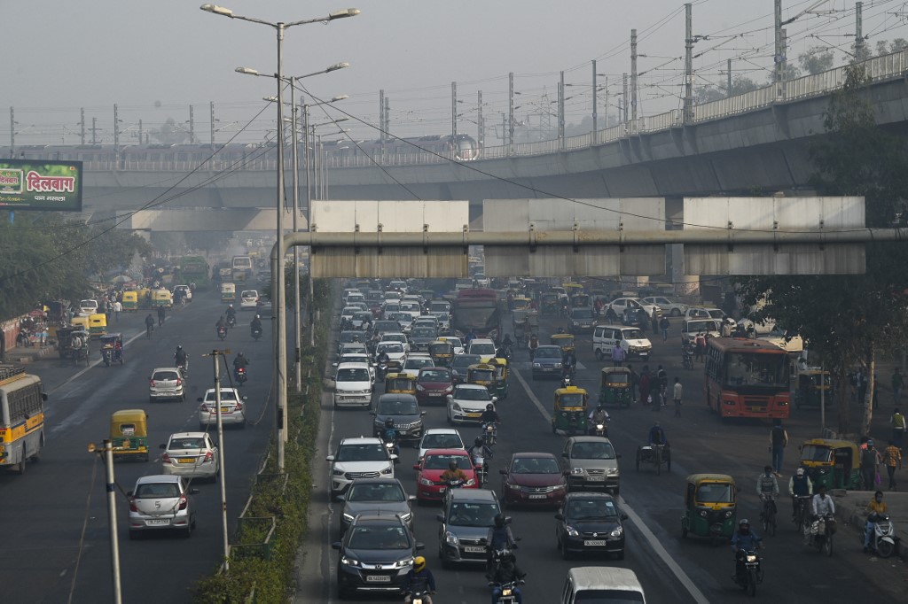 Depuis des décennies, Ashok Kumar, un col blanc de New Delhi, passe plusieurs heures par jour dans les transports en commun pour se rendre au bureau. A force d'embouteillages, il est plus que jamais exposé à la pollution qui asphyxie la capitale indienne. (Photo/AFP)