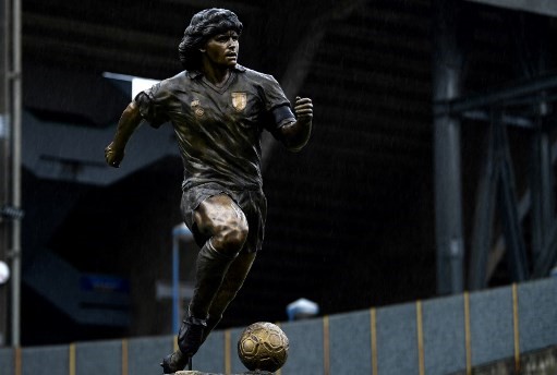 Maradona un an après: de l'Argentine à Naples, le génie «D10S» commémoré, statufié