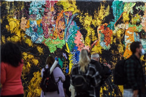 Visiteurs à l'exposition "AGORA" de l'artiste américain Mark Bradford au Serralves Museum of Contemporary Art Art de Porto, au nord du Portugal, le 25 novembre 2021. (Patricia De Melo Moreira/AFP)