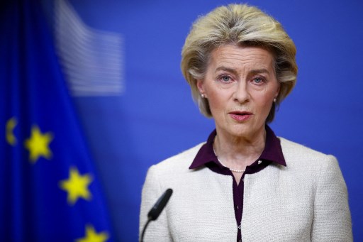 La présidente de la Commission européenne, Ursula von der Leyen, fait une déclaration aux médias sur la pandémie de la maladie à coronavirus (COVID-19) au siège de la Commission européenne à Bruxelles, le 26 novembre 2021. (Johanna Geron/ Pool / AFP)