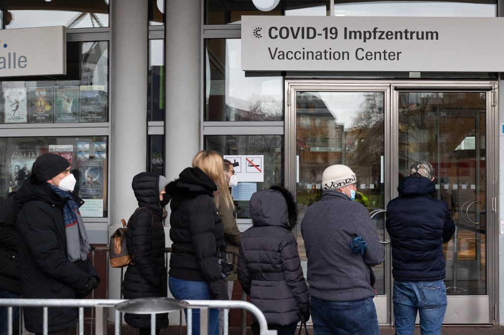 Des personnes font la queue devant un centre de vaccination Covid-19 à Francfort-sur-le-Main, dans l'ouest de l'Allemagne, le 30 novembre 2021. (AFP)