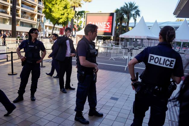 Des policiers attaqués à l'arme blanche à Cannes par un ressortissant algérien