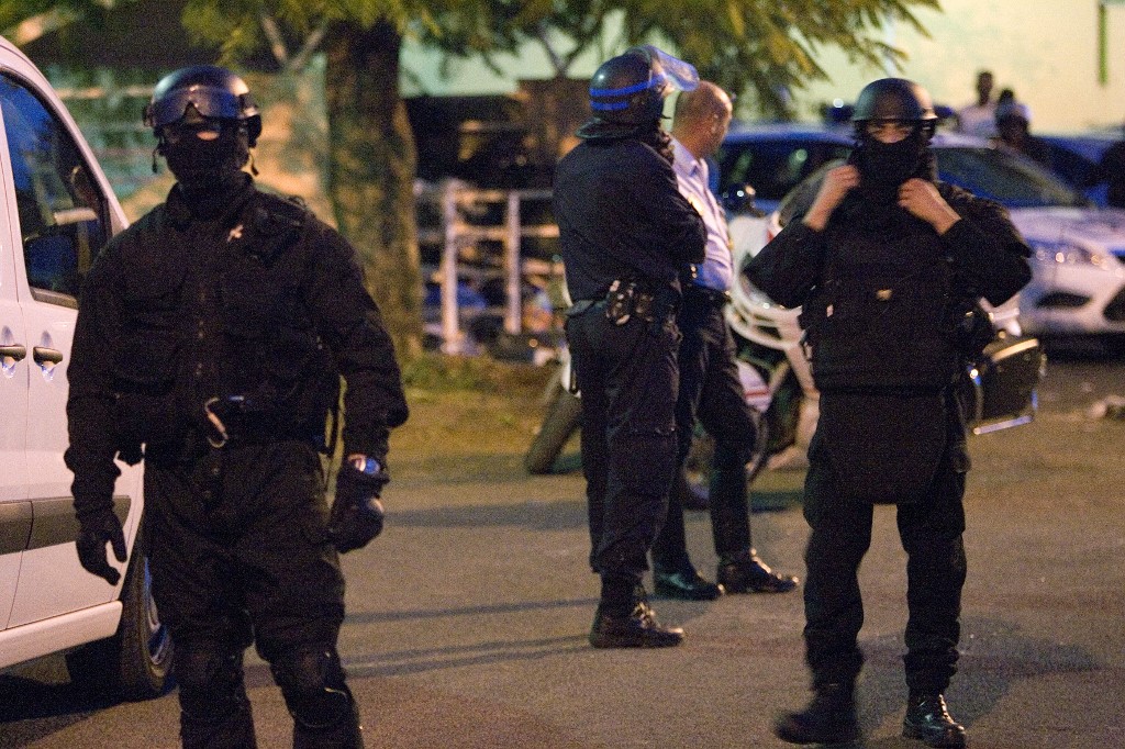Après quatre jours de blocages de routes et de l'accès au CHU de Guadeloupe, parfois émaillés de violences par des manifestants anti-pass sanitaire et vaccin contre le Covid-19, le gouvernement hausse le ton vendredi en annonçant l'envoi de 200 policiers et gendarmes en renfort. (Photo/AFP)