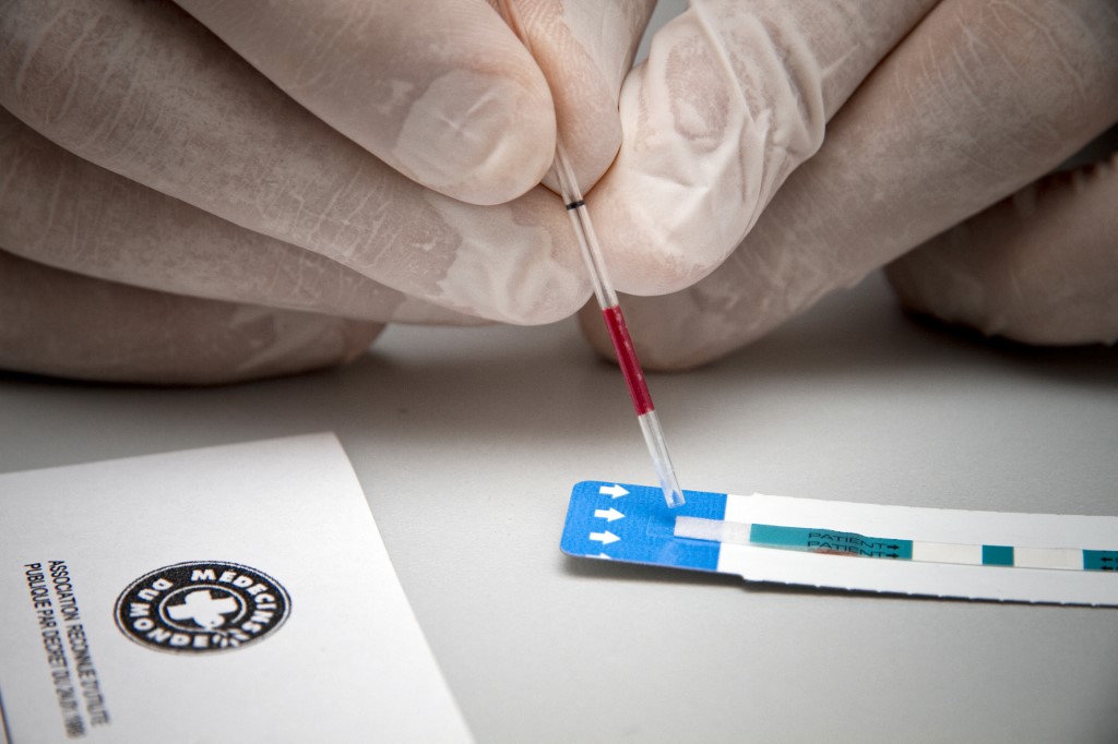 Sida: les courbes des infections ne baissent pas assez rapidement, alerte Onusida