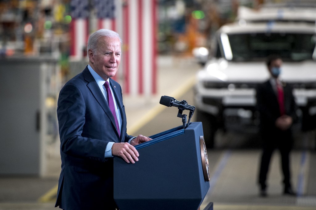 Biden demande une enquête sur les hausses de prix de l'essence