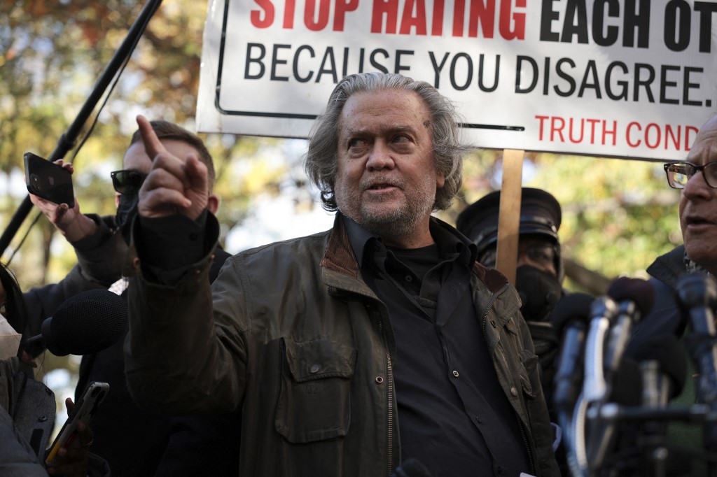 Assaut du Capitole: Steve Bannon veut passer «à l'offensive» après son inculpation