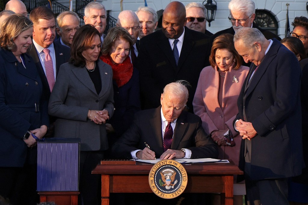 Biden savoure une fugace éclaircie en signant sa grande loi d'infrastructures