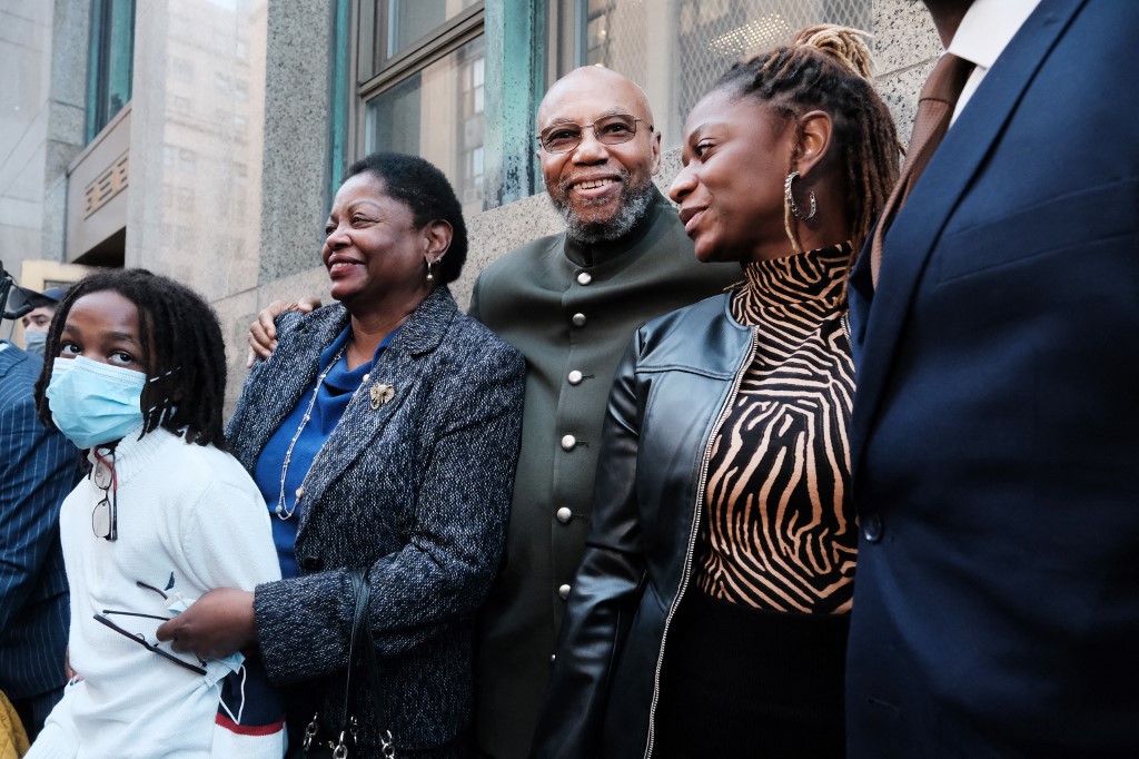 Muhammad Aziz se tient devant un palais de justice de New York avec des membres de sa famille et des avocats, le 18 novembre 2021 à New York. (AFP)