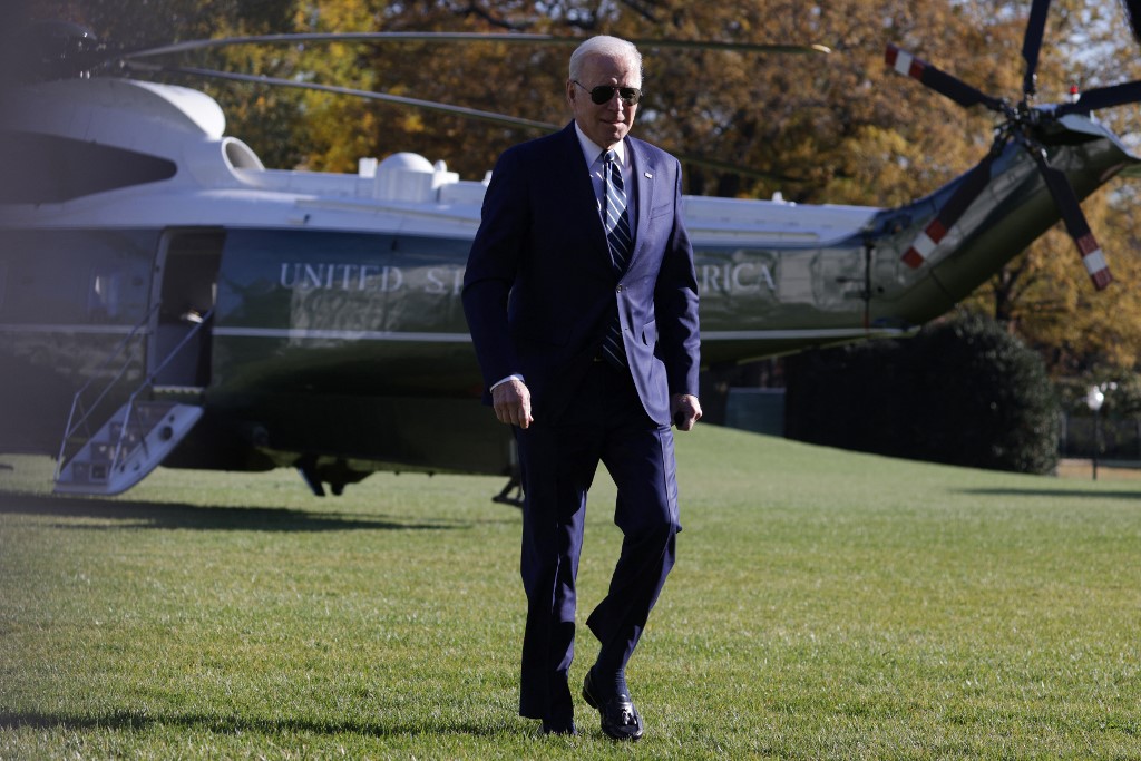 Le président américain Joe Biden marche sur la pelouse sud à la Maison Blanche le 19 novembre 2021 à Washington, DC. (AFP)
