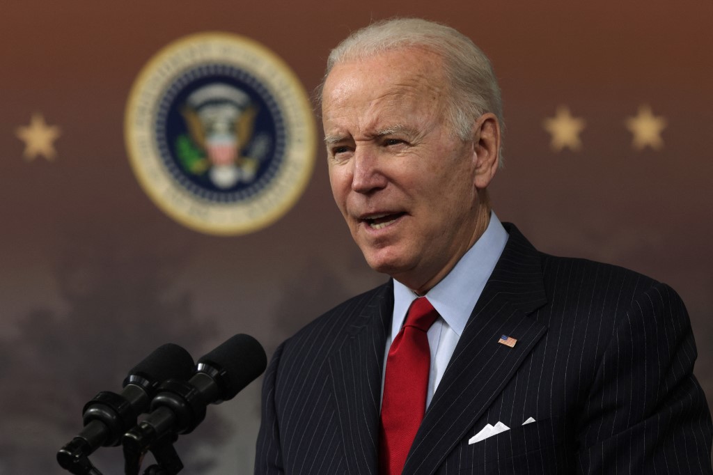 Biden à l'offensive pour faire baisser le prix du pétrole