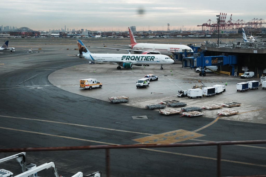 Des avions sont sur la piste de l'aéroport international Newark Liberty le 30 novembre 2021 à Newark, New Jersey. Les États-Unis, et une liste croissante d'autres pays, ont restreint les vols en provenance des pays d'Afrique australe en raison de la détection de la variante COVID-19 Omicron la semaine dernière en Afrique du Sud. (AFP)