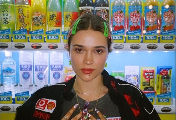 La chanteuse franco-algérienne Lolo Zouaï dévoile son nouveau single