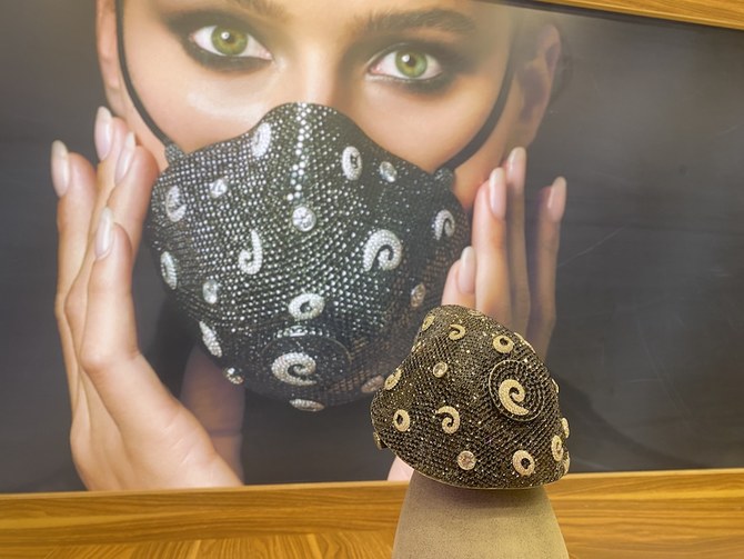 Un masque de $1,5 million exposé au Salon de la Joaillerie de Riyadh Season