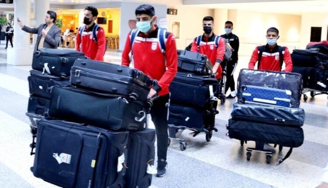 Les joueurs de l’équipe de football d’Iran poussent des chariots sur lesquels sont posés leurs impressionnants bagages lors de leur arrivée à l’aéroport de Beyrouth, lundi dernier. Leur match de qualification pour la Coupe du monde 2022, au Qatar, les opposera à l’équipe libanaise; il aura lieu jeudi prochain. (Twitter)