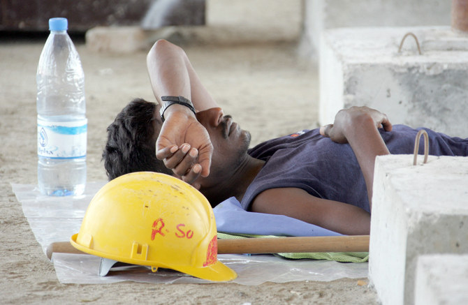 Un ouvrier se repose à l’ombre durant la pause-déjeuner, sur un chantier de construction de Dubaï. (AFP)