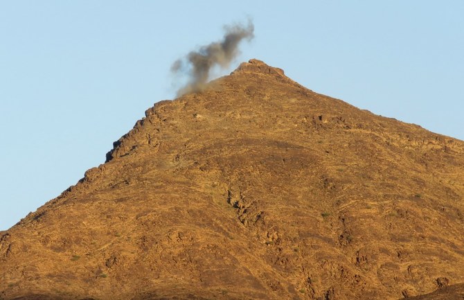 De la fumée s’échappe aux alentours de la ligne de front d’Al-Jawba dans la province de Marib, au nord-est du Yémen. (AFP)