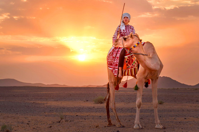 La photographe Anna Aiko immortalise la beauté de la péninsule Arabique à dos de chameau