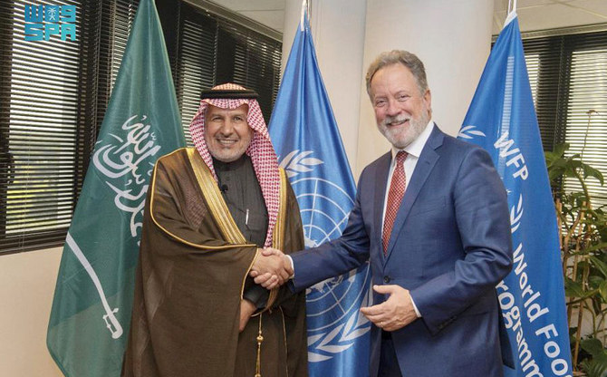 Le Dr Abdallah ben Abdelaziz al-Rabeeah et David Beasley, directeur exécutif du Programme alimentaire mondial, ont conclu deux accords. (Photo, SPA)