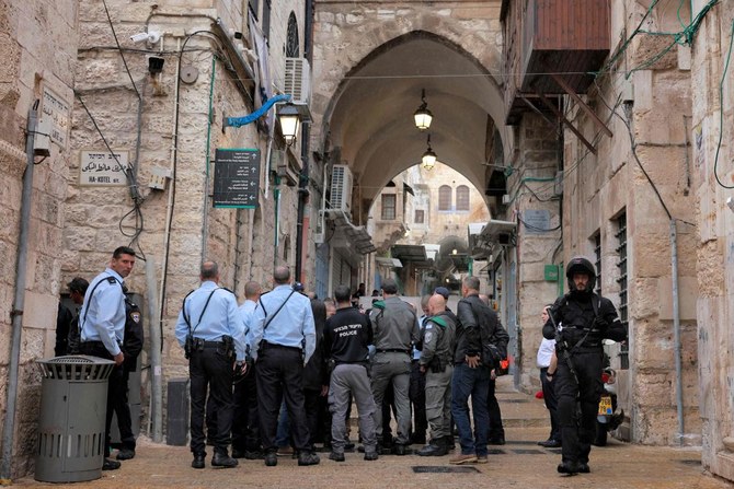 La police et les forces de sécurité israéliennes sur les lieux d'une fusillade dans la vieille ville de Jérusalem le 21 novembre 2021. (AFP)