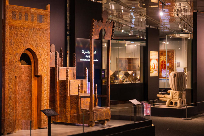 Mettant en vedette l'esthétique, l'évolution et la fonction des mosquées, l'exposition réunit une vaste série de chefs-d'œuvre artistiques musulmans présentés pour la première fois en Arabie saoudite. (Photo AN par Huda Bashatah)